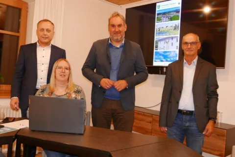 Die drei Bürgermeister und die zuständige Rathausmitarbeiterin Natalie Brem präsentieren die Bürger-App