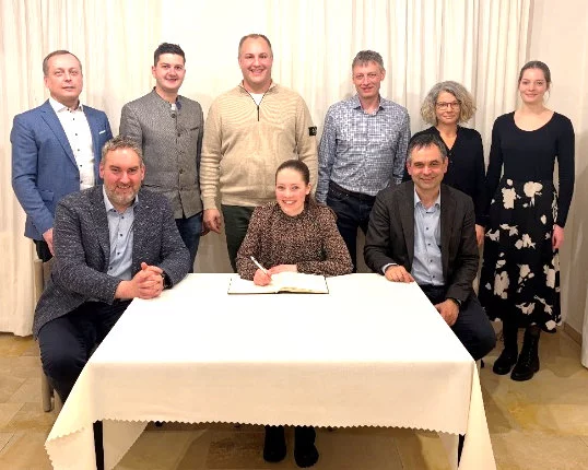 Jana Meier beim Eintrag in das goldene Buch