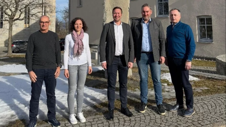 Auf dem Bild: 3. Bürgermeister Reinhard Brandstetter, Geschäftsleitung Stephanie Krenner, MdL Josef Heisl, 1. Bürgermeister Klaus Weidinger und 2. Bürgermeister Michael Fenzl