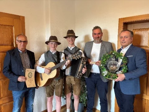 Übergabe der Auszeichnung an die Berger Buam